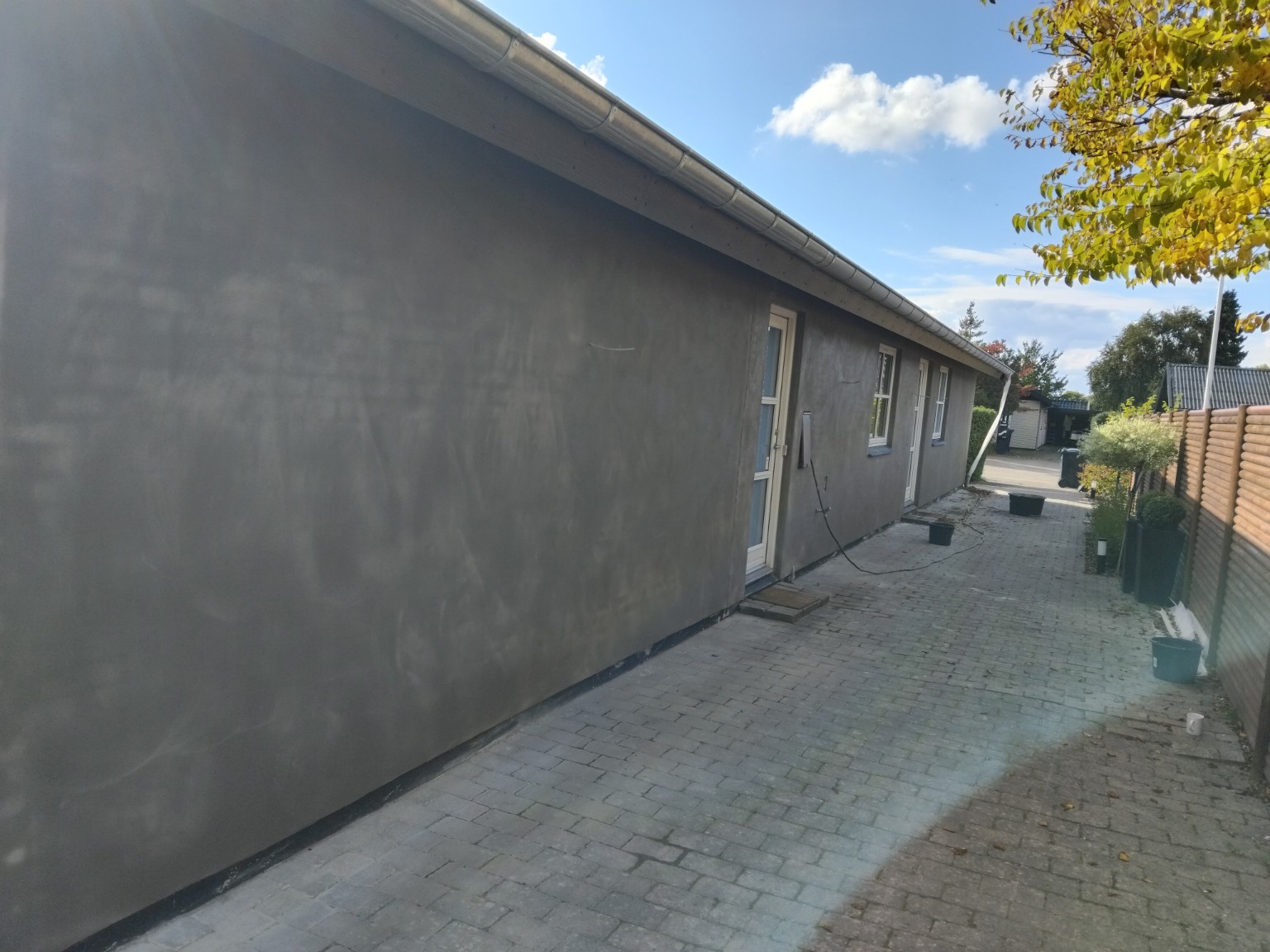 Grå facade set fra den modsatte side