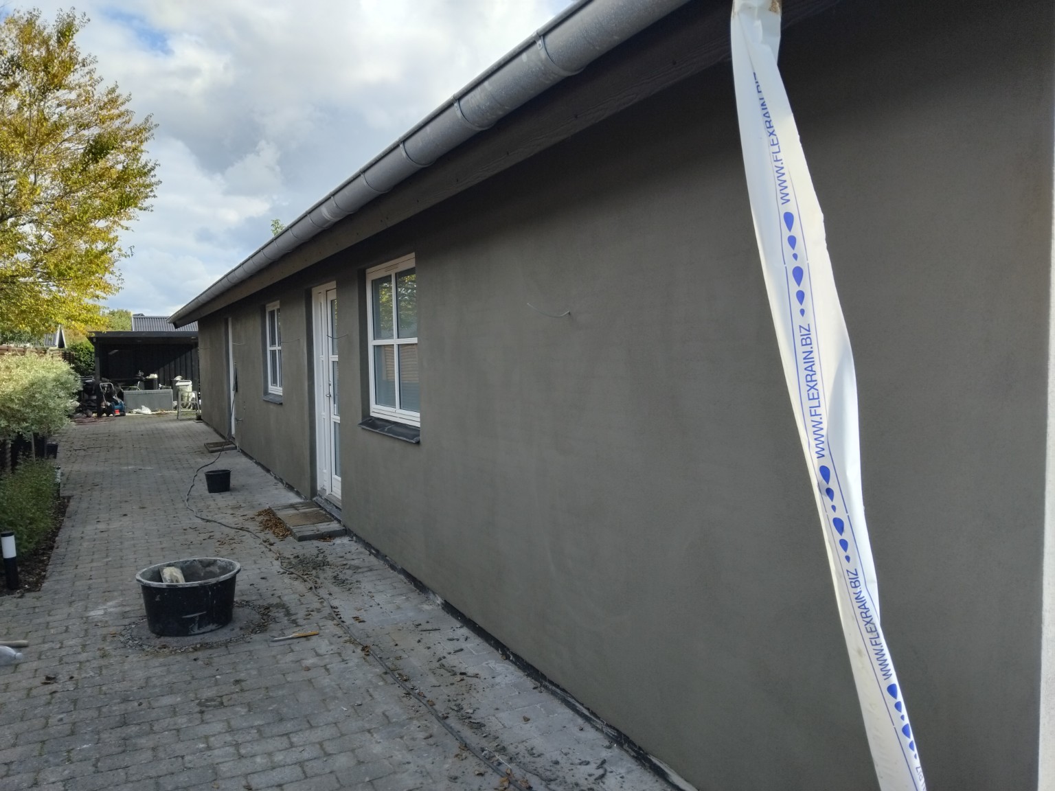 Facade med ny grå pudsoverflade – udført filsning