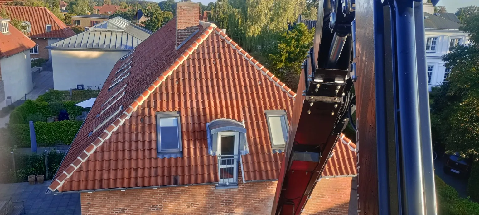 Det færdige arbejde med murede rygninger og grater