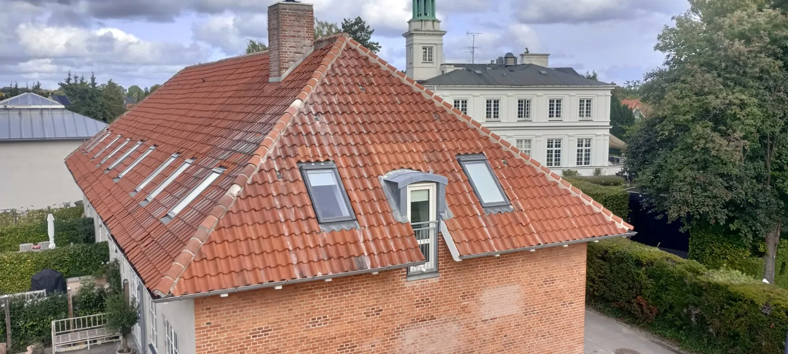 Den ene side af den murede rygning er færdig